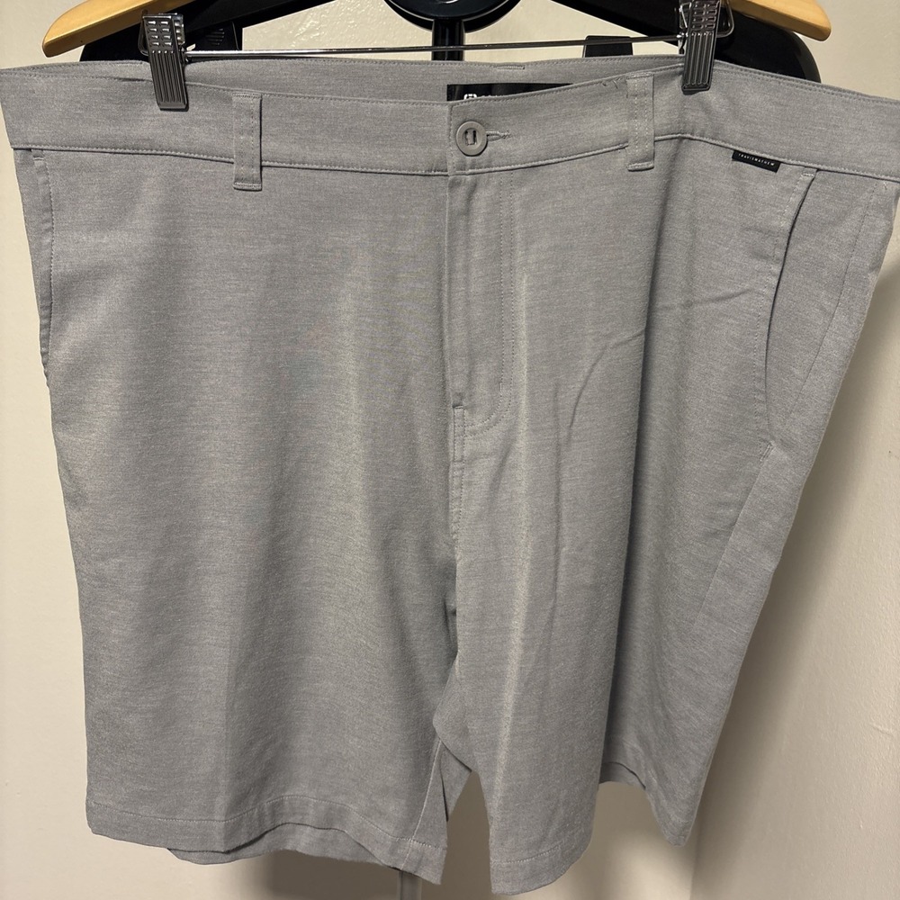Travis Mathew Shorts Mens 40 Flat Front Performance GOLF